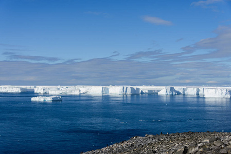 具有冰山鸟瞰的南极景观.