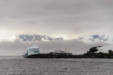 南极海的探险船图片