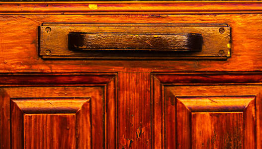 把旧黄铜门把手关起来，形状是长方形的门，装饰是老式的