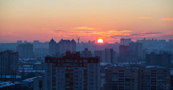 日落在基辅夜景基辅城市全景。 乌克兰首都的红色太阳雾和烟雾。