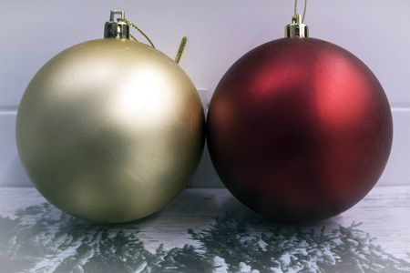 明亮的金色和红色圣诞球特写假日圣诞节背景