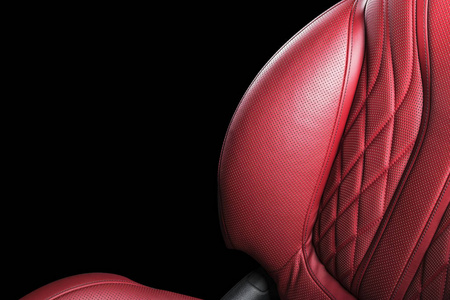 红色皮革内饰的豪华现代汽车..穿孔红色皮革舒适座椅与缝纫隔离在黑色背景。现代汽车内饰细节..汽车细节。里面有车