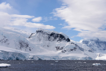 有海有山的南极景观.