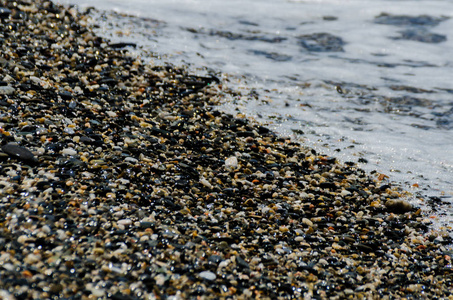 卵石海滩被海浪冲刷，形成了海岸自然的小石块