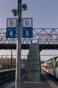 在Aarschot火车站站台的通勤列车。 比利时阿尔斯乔特瓦兰斯布兰特弗兰德斯