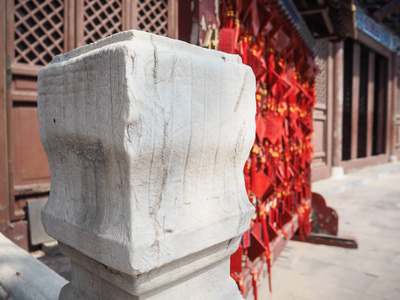 中国天津儒教寺的架子上挂着生机勃勃的红色中国许愿卡