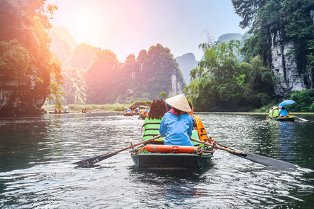 一艘划艇，有美丽的山景，越南忍者。