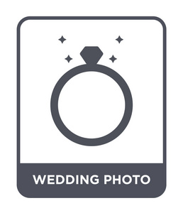 时尚设计风格的婚纱照片图标。 婚礼照片图标孤立在白色背景上。 婚礼照片矢量图标简单现代平面符号。
