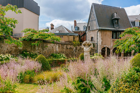 法国鲁昂市中心有半身雕像和中世纪建筑的花园景观