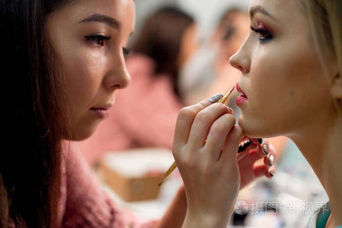 专业化妆师工作的年轻女孩照片-正版商用图片168fey-摄图新视界