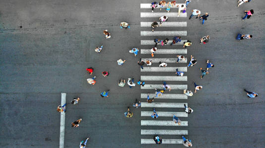 空中飞行。 人行横道顶部视图。