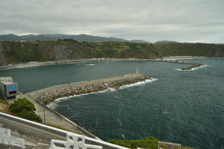 卢阿卡雨天美丽的防波堤。 旅行自然假期。 2015年7月30日，西班牙LuarcaAsturias。