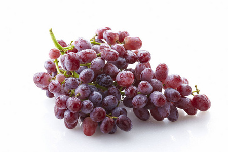 在白色背景下分离的一串成熟的葡萄