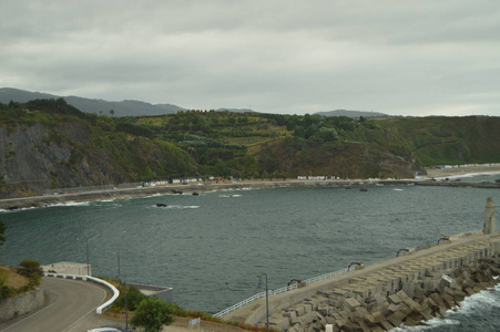 卢阿卡雨天美丽的防波堤。 旅行自然假期。 2015年7月30日，西班牙LuarcaAsturias。