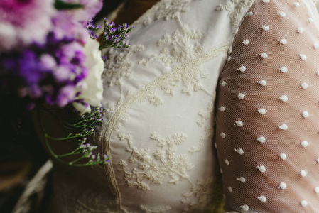 婚纱和花束的细节。