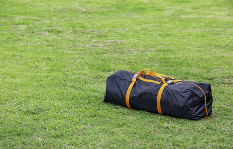 在草坪上背包帐篷。