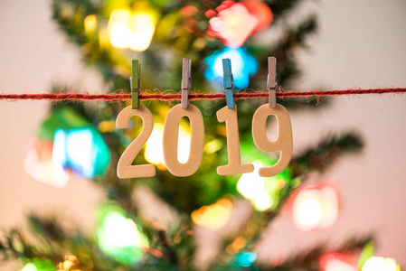 木材编号2019挂在晾衣绳上，庆祝新年快乐