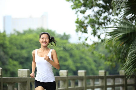 年轻的亚洲女子在公园慢跑