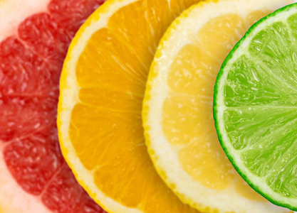 切片柠檬橙和红色柚子平躺和顶部视图。 背景与多色水果