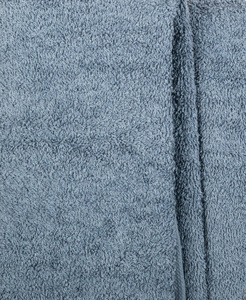 灰色酒店毛巾波浪纹理或材料特写。 新的毛巾或软毛巾背景，波浪和褶皱，平躺，俯视
