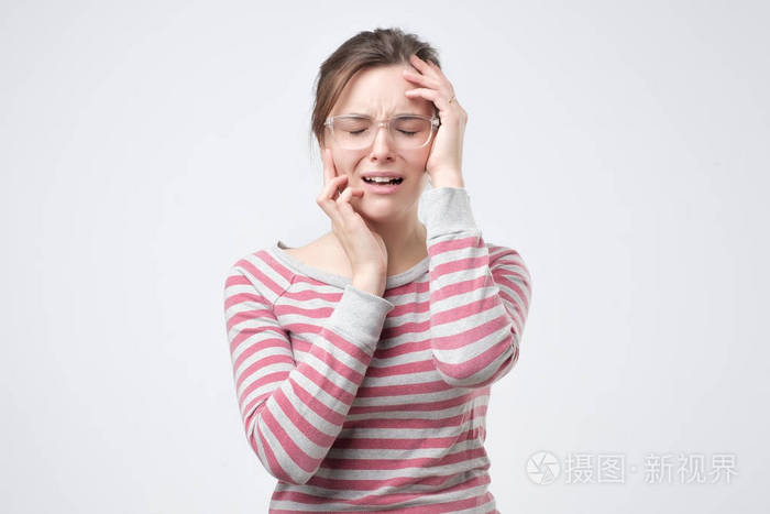 不高兴的肖像不安的女性皱眉面对作为要哭, 不满和不快乐