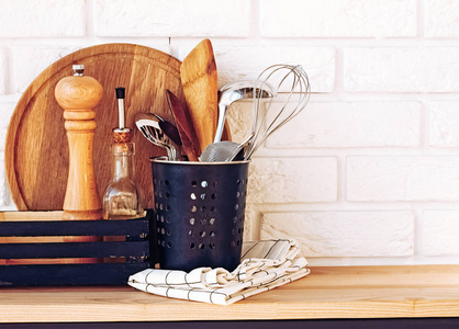 厨房用具和评估, 用于在木桌上烹饪
