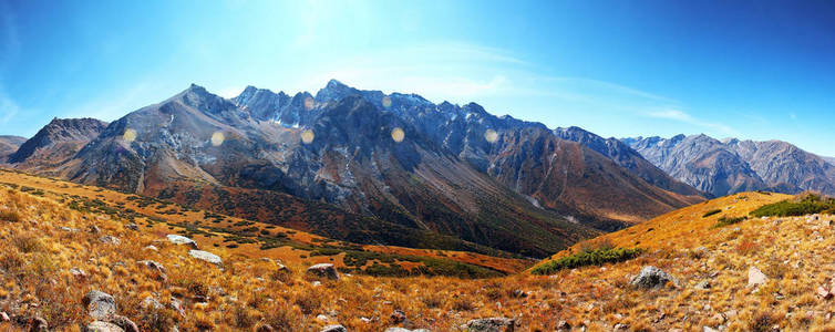 高山高原的全景。