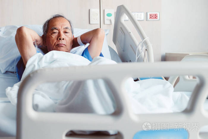 住院床上的老年患者