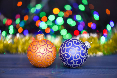 寒假概念。各种圣诞装饰品。在蓝色木表面上装饰圣诞球。新年和圣诞节假期的象征。用传统玩具装饰圣诞树
