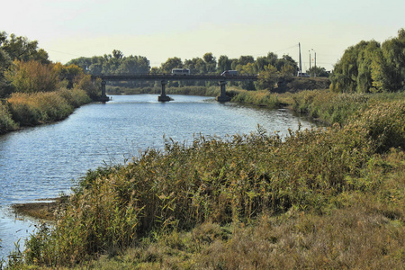 乌克兰斯洛维亚斯克的卡赞尼河旧河床在初秋晴天