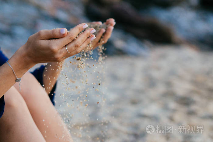 细节的沙子流经张开的手