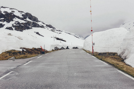 道路被大雪包围图片