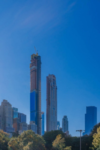 从美国纽约市中央公园观赏曼哈顿中城的建筑物和摩天大楼