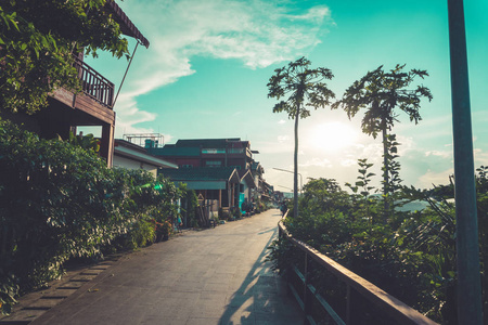 河流自然背景旁小城市的美丽步道。