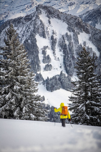 滑雪者在可爱的高山景观中行走