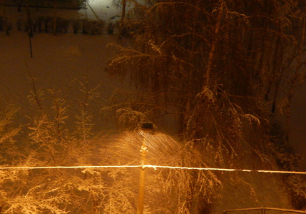 街灯雪覆盖着风和雪