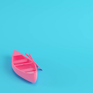 粉红色的独木舟，划桨在明亮的蓝色背景上，涂上柔和的颜色。 极简主义概念。 3D渲染