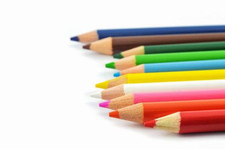 蜡笔隔离在白色背景上。 一套彩色铅笔多色木蜡笔。