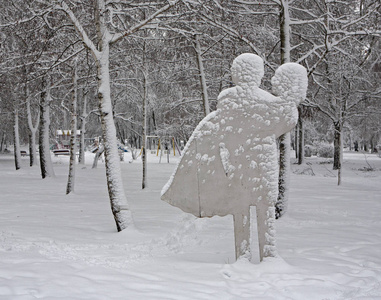 雪对在冬天公园