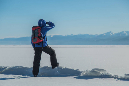 在冰上徒步旅行的人。 冬季景观。