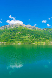 如诗如画的山湖，山谷中的群山