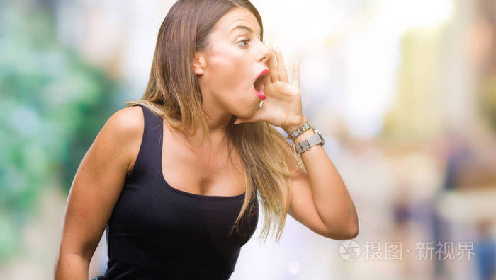 年轻的美女在孤立的背景上大声喊叫,并大声尖叫,手在嘴上.传播概念.