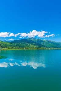 如诗如画的山湖，山谷中的群山