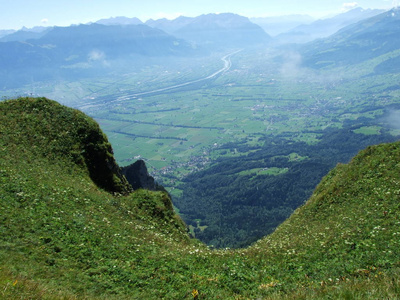 瑞士圣加伦州阿尔普斯坦山脉的莱茵河峡谷景观