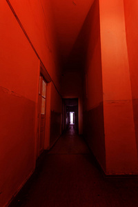黑暗的走廊。 一所废弃的房子里黑暗的空走廊隧道的神秘内部。 黑暗神秘的走廊。 一条废弃的通往地狱的道路的内部。 一座废弃的旧建筑