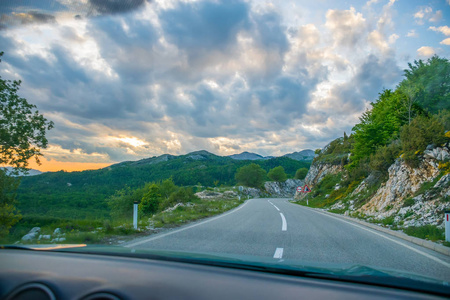 沿着黑山公路山脉和隧道的风景如画的旅程