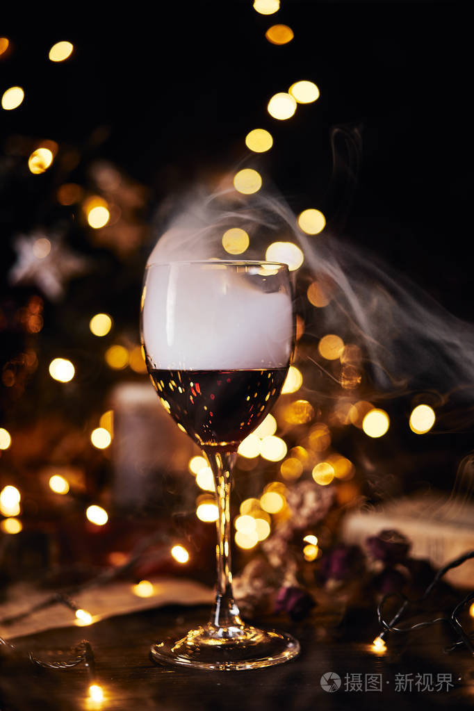 晚上的节日气氛与一杯红酒.