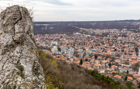 保加利亚普罗瓦迪亚2015年11月19日古城位于山脚下的一个山谷，古寺堡奥韦奇。 经济危机可以看作是平铺的屋顶。