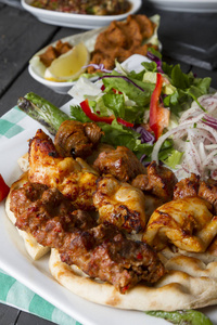 土耳其和阿拉伯传统的阿达纳烤肉串，盘子里有沙拉