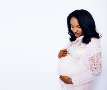 年轻漂亮的非洲裔美国妇女怀孕快乐微笑, 位置